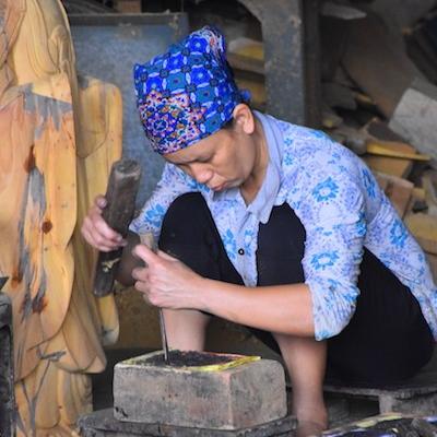 sculpteuse sur bois